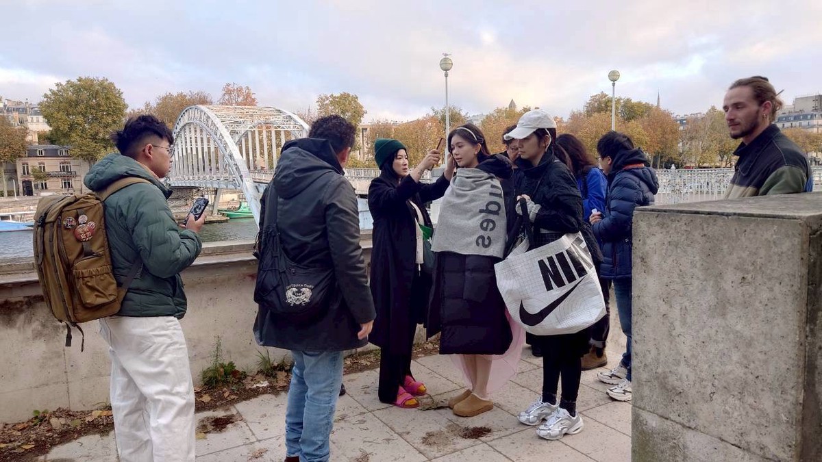 巴黎街頭偶遇鄭芯恩!網友驚呼:「超美」竟是她為思薇爾拍大片