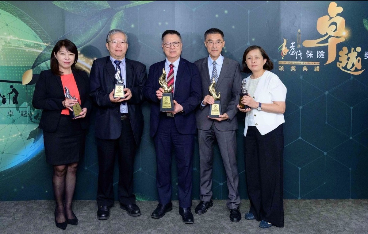 富邦人壽榮獲2025臺灣保險卓越獎2項金質獎,3項銀質獎共5項大獎,富邦人壽總經理陳世岳(中)與團隊合影。圖片來源/富邦人壽提供