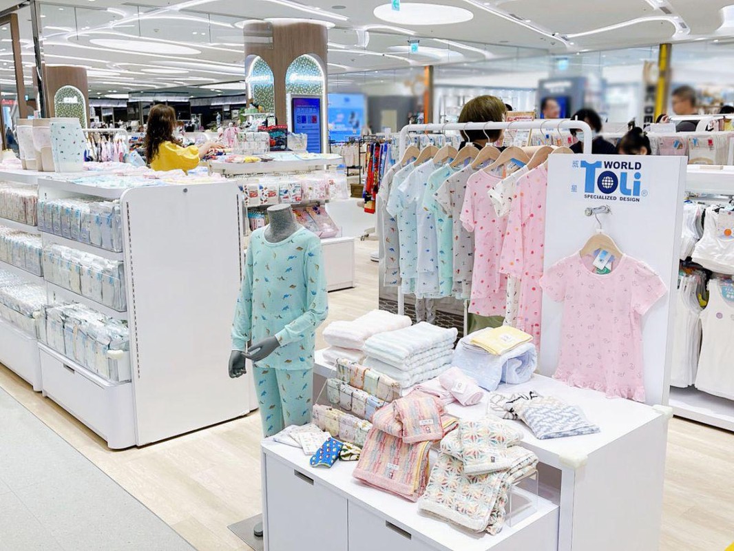 ▲《威星 Toli World》進駐台北大巨蛋設立全新旗艦店,現場展售兒童內著、秋冬服飾及多元生活選物,進一步拓展品牌實體通路布局(圖/業者提供)