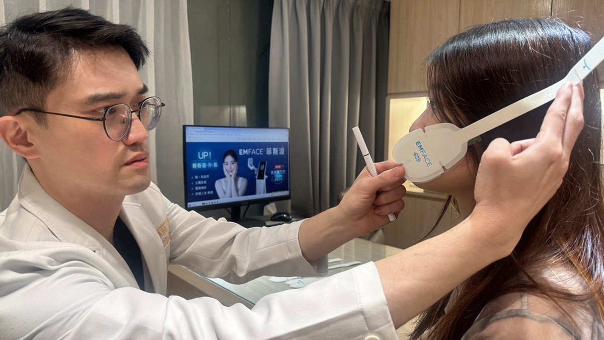 長期低頭滑手機 讓你臉部提前老10歲!菲斯波揭開「科技老化」真相