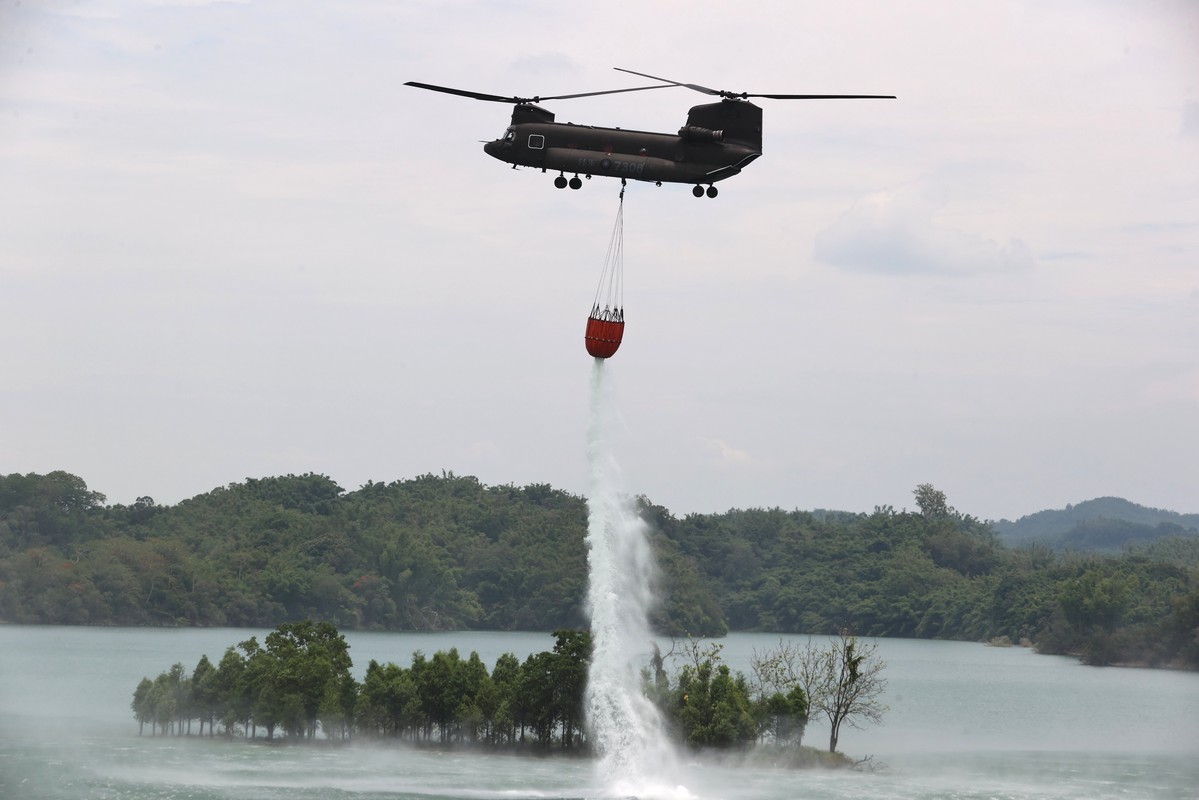 影／陸軍飛訓部CH-47SD直升機　烏山頭水庫演練吊掛灑水