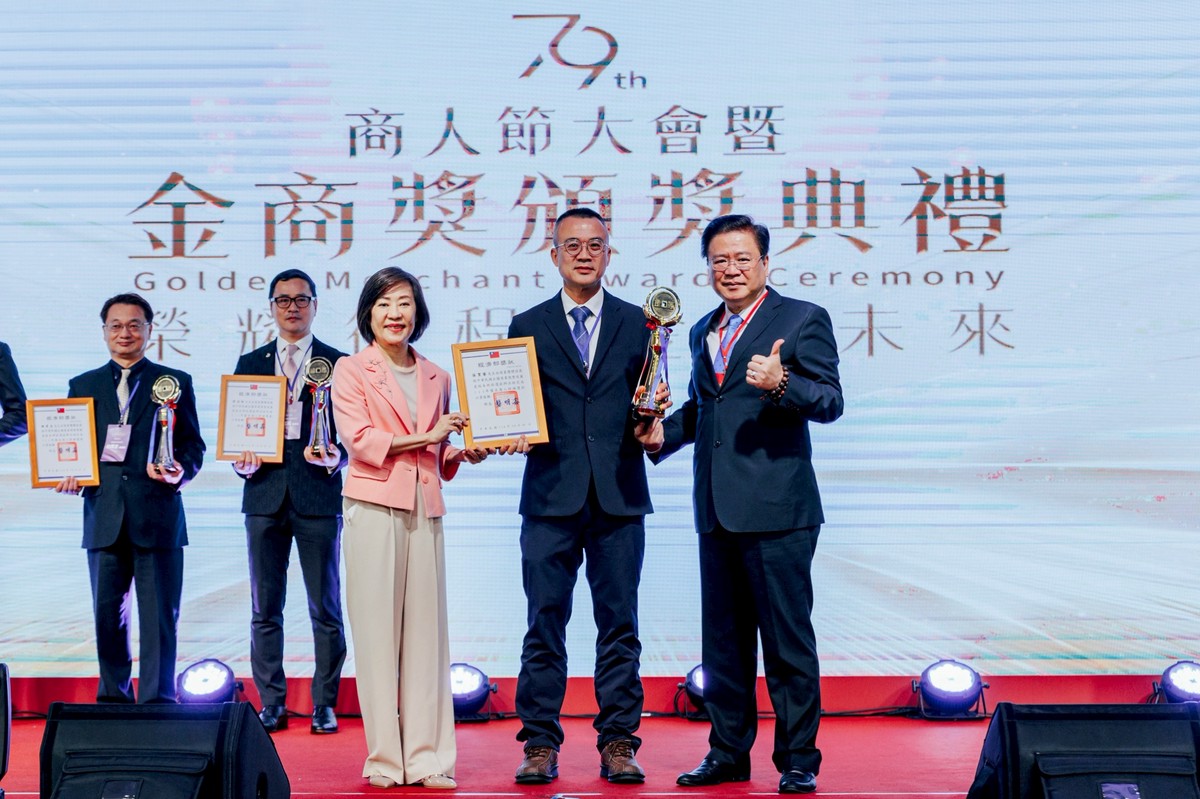 鴻鼎菓子雙喜臨門榮獲「企業界奧斯卡」「金商獎」及「經濟界奧斯卡」「金手獎」獲業界肯定!
