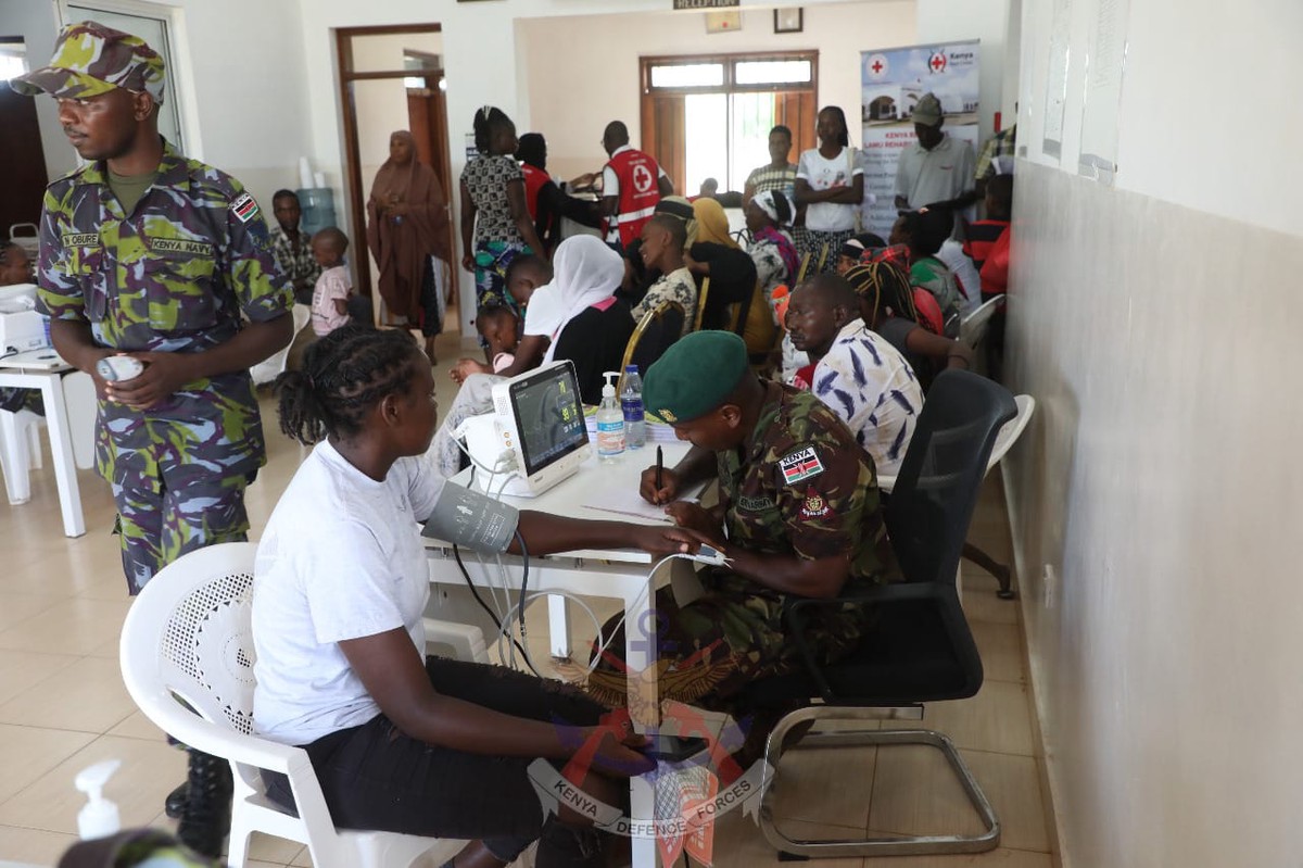 肯亞軍警跨國界強強聯手!拉穆縣「醫療外展」引爆戰區溫情 500島民受惠、美軍也現身助陣