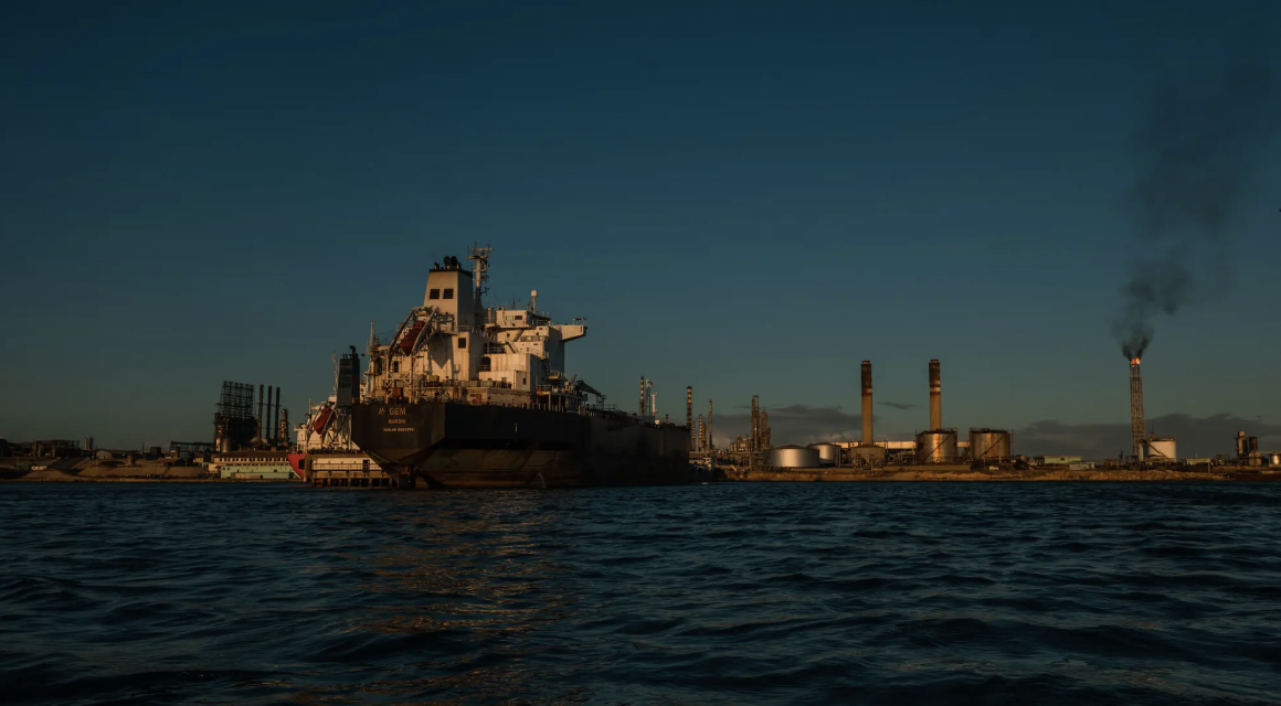 南美驚爆「海上長城」!川普祭最強武裝封鎖令 50艘受制裁油輪淪甕中之鱉、全球油價聞風跳漲