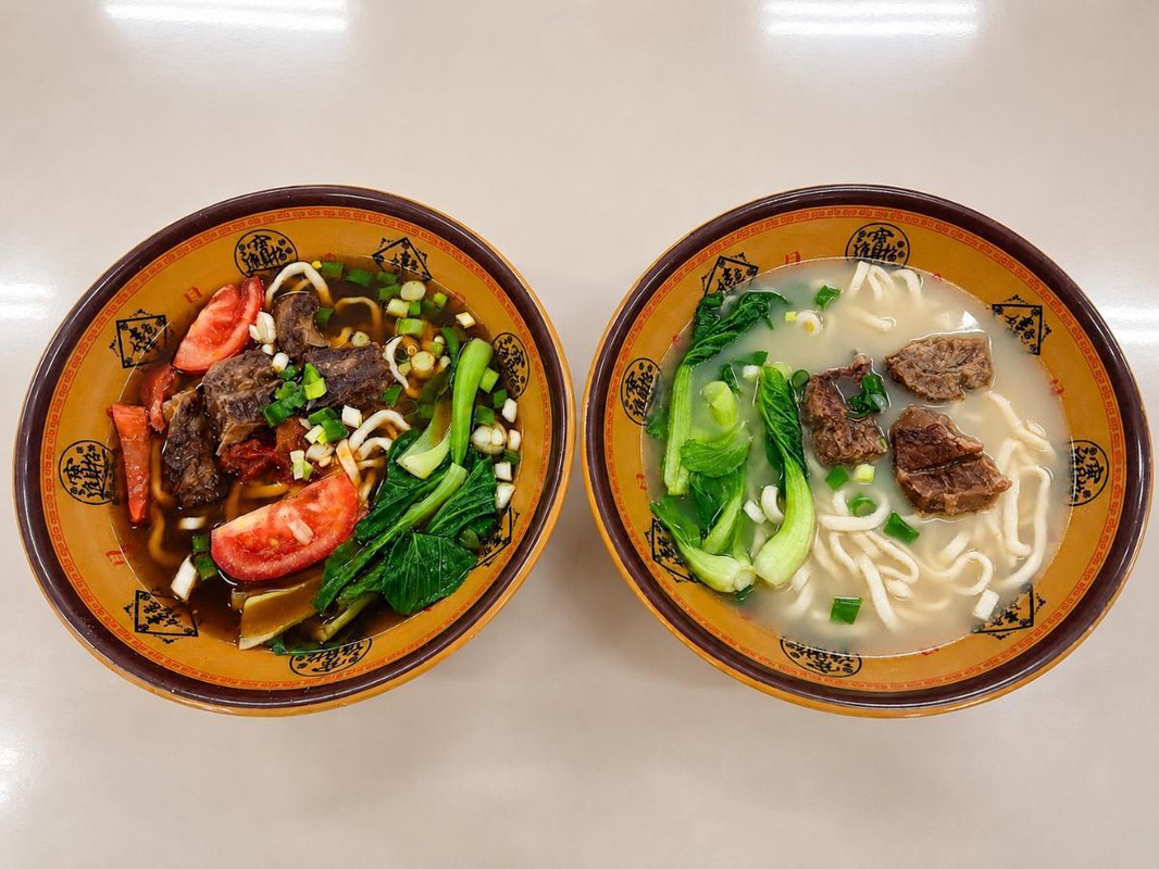 ▲一碗好麵,湯頭是靈魂。這間大平村川味麵店以大骨熬製中式湯底,讓湯頭入口帶有自然香氣與甘甜滋味(圖/業者提供)
