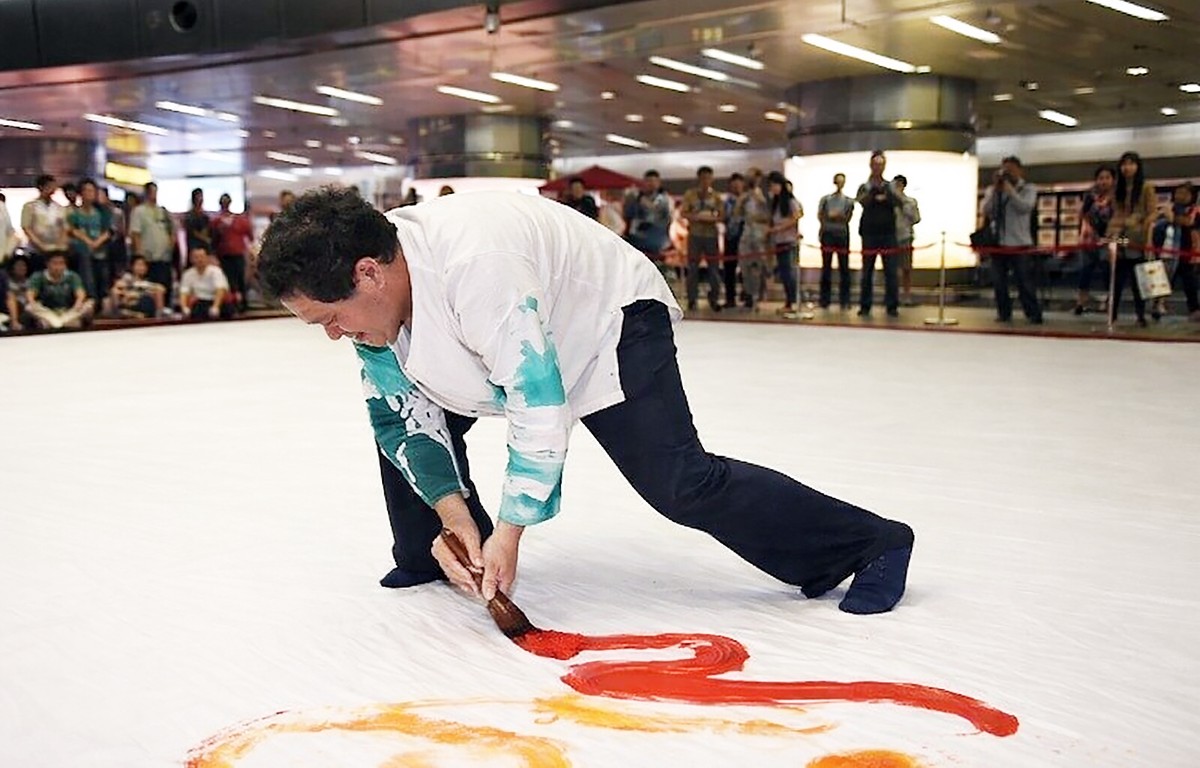 高雄車站迎春巨型春聯揮毫「恐龍樂園×國寶陀螺秀」登場