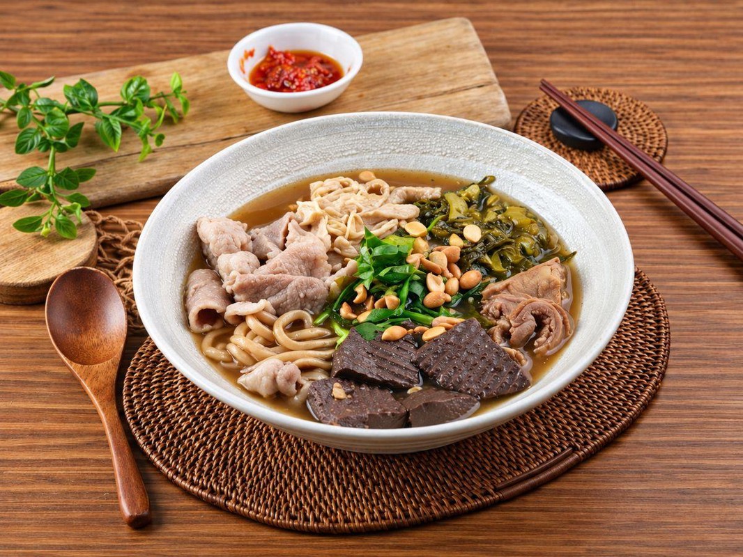 永和人氣川味小吃：牛肉、鴨血與滑順粉條 酸辣風味溫和不嗆