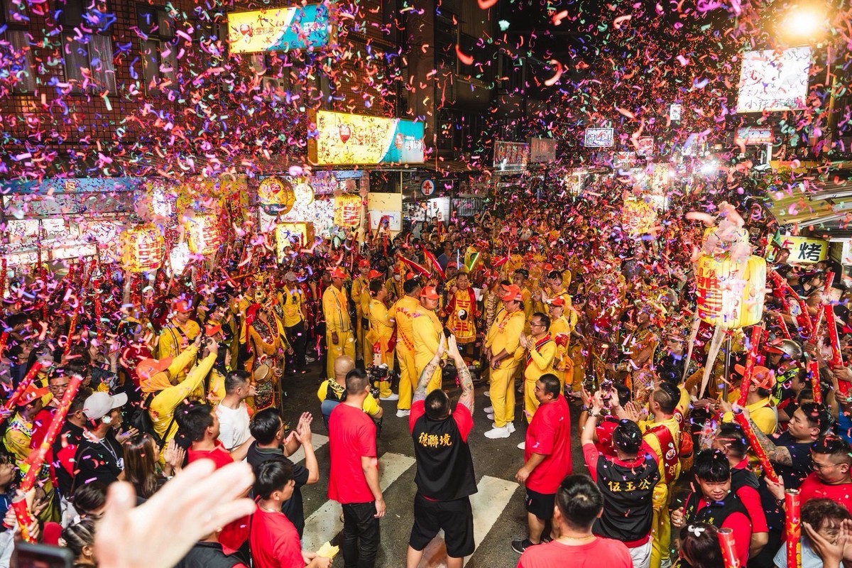 桃園護國宮太子夜巡！98歲阿公四代迎駕