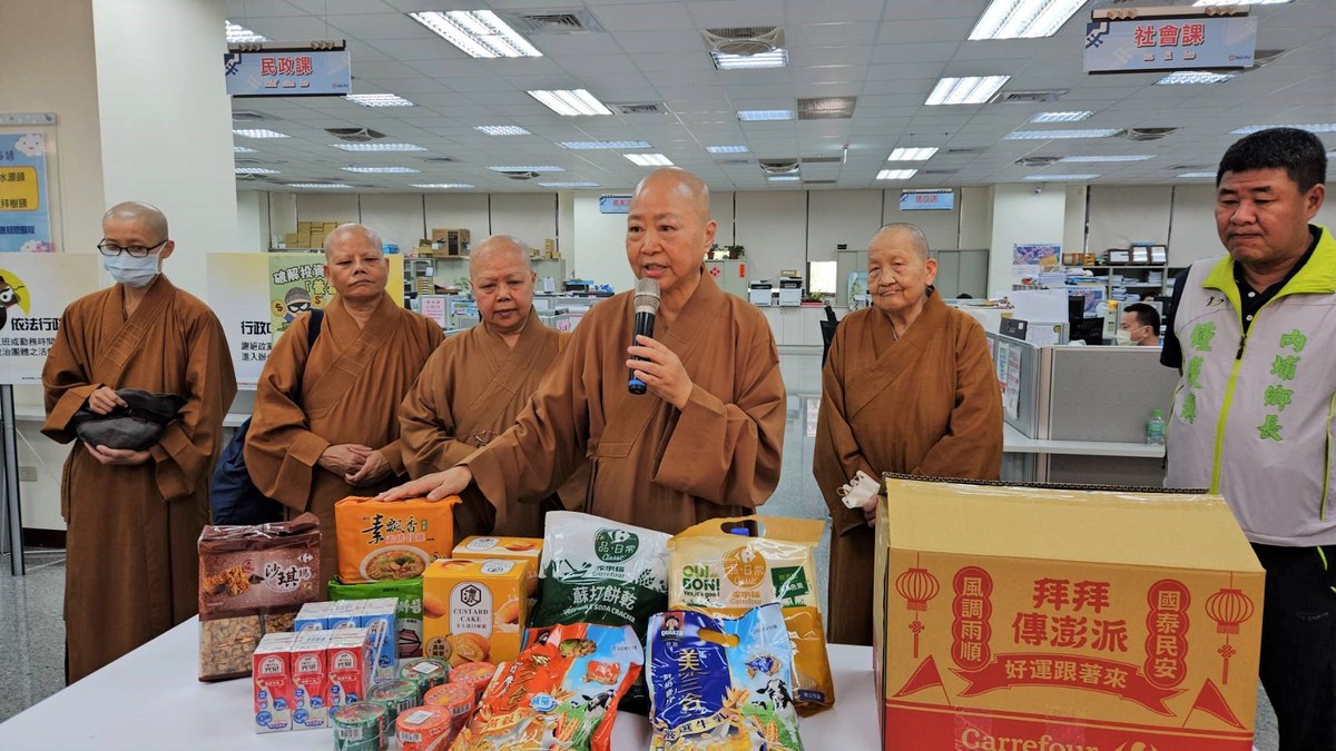 楊柳颱風逼近 屏縣佛教會發送446戶備災物資