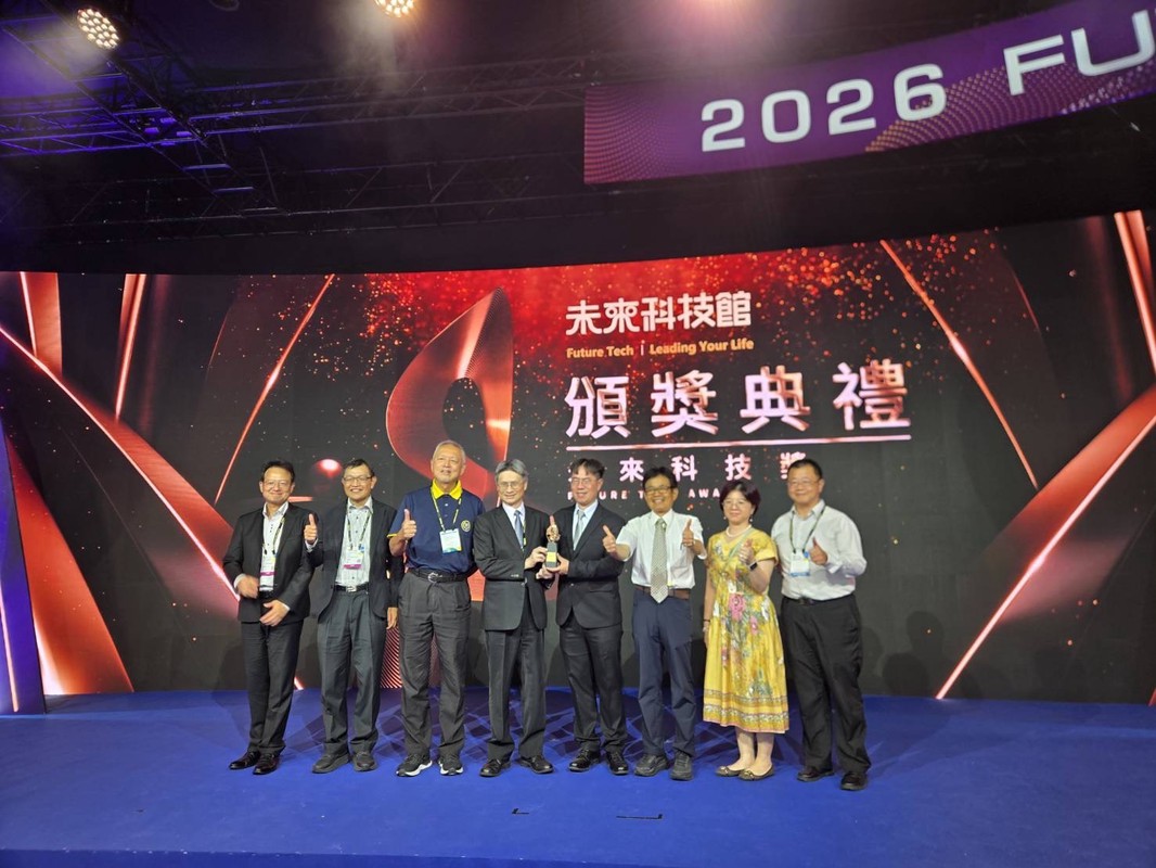 簡順億老師(右四)團隊榮獲2026未來科技獎,國科會副主委(左四),產學處林德生處長(左二)、吳醒非副處長(左一)與明志科大劉祖華校長(左三)共同合影留念