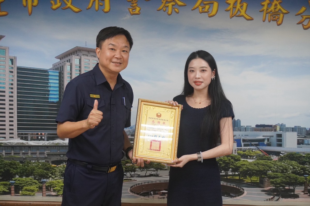 ▲愛妮雅化妝品集團捐贈中秋加菜金給警察局板橋分局。(圖/品牌提供)