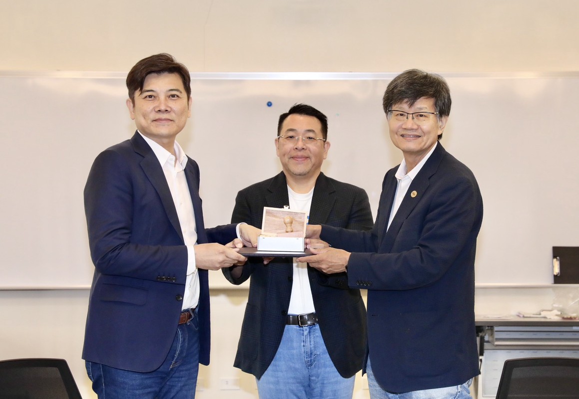 數位經濟暨產業發展協會(DTA)第六、七屆理事長交接儀式,由常務監事郭昭宏(中)擔任監交,卸任理事長陳正然(右)將印信交給新任理事長戴偉峻(左)。圖/數位經濟暨產業發展協會(DTA)提供。
