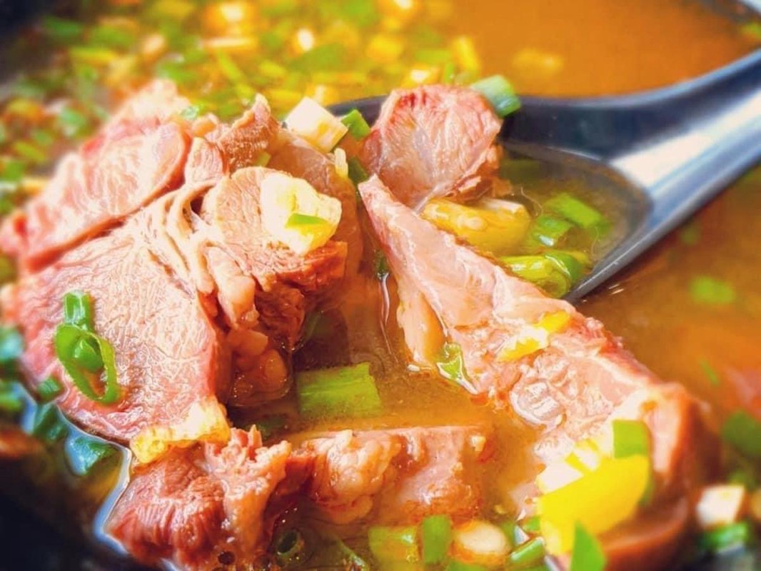 日月潭旅遊美食：空間寬敞、停車方便的魚池鄉人氣牛肉麵店