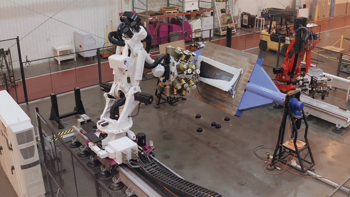 航太製造大洗牌！英國自動化巨擘 Loop Technology 插旗西雅圖 靠 AI 與機器人技術「收割」碳纖維商機