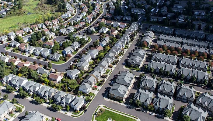 川普開戰華爾街！  下令封殺機構「囤房」 獨棟別墅禁買令引爆房市核彈  專家質疑：抓錯兇手？