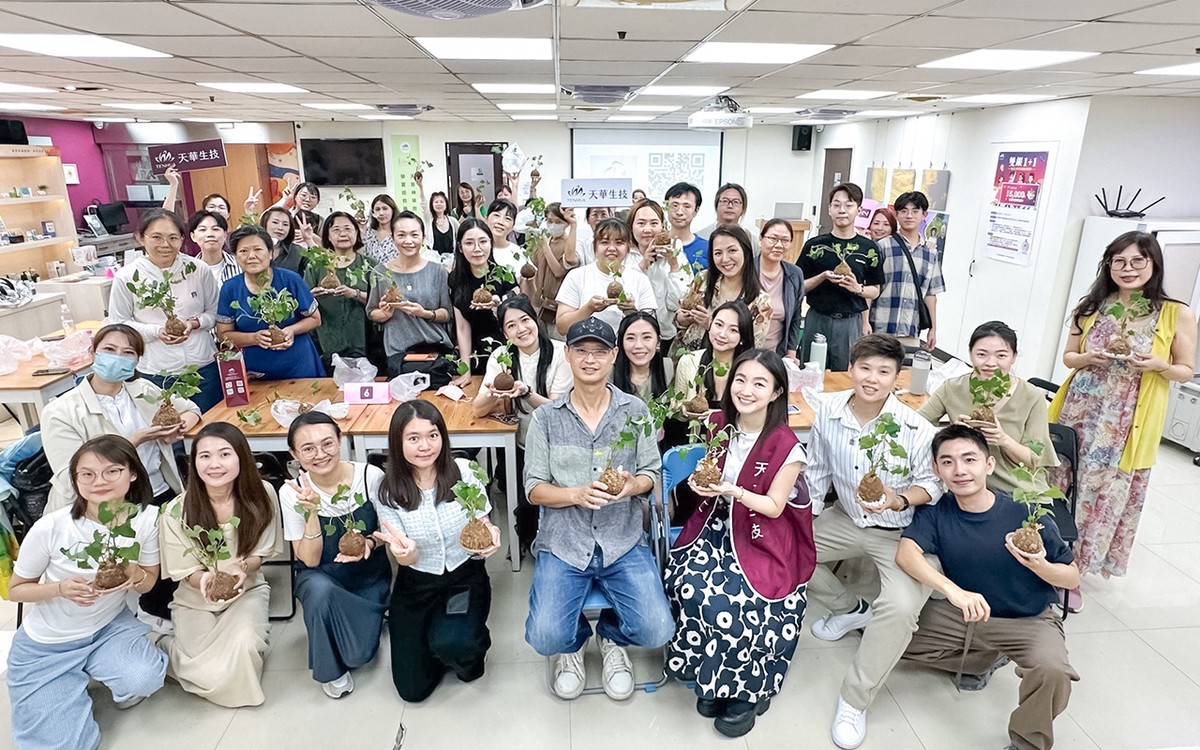 天華生技董事長李怡君博士(前排右3)與植物科普作家暨插畫家王瑞閔老師(右4)和活動參與者合影,展示苔球作品,共同推廣植物教育與永續理念。圖/天華生技提供