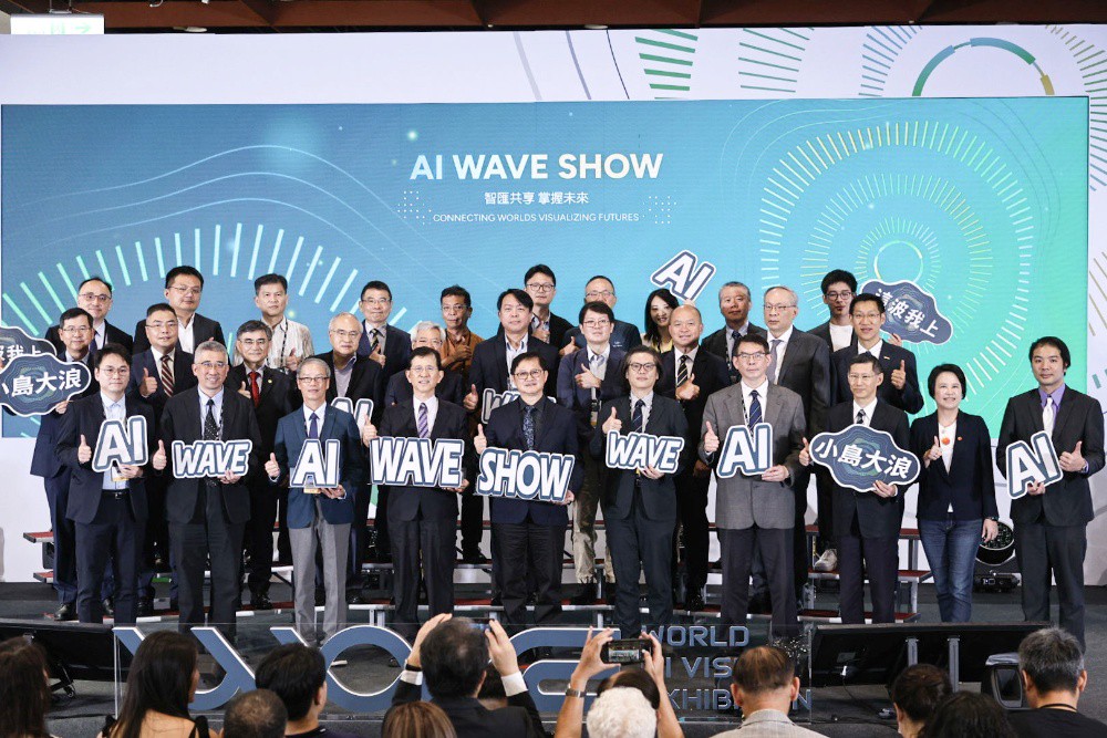 喝AI珍奶、跟機器狗互動！全台最大AI展AI WAVE SHOW開幕