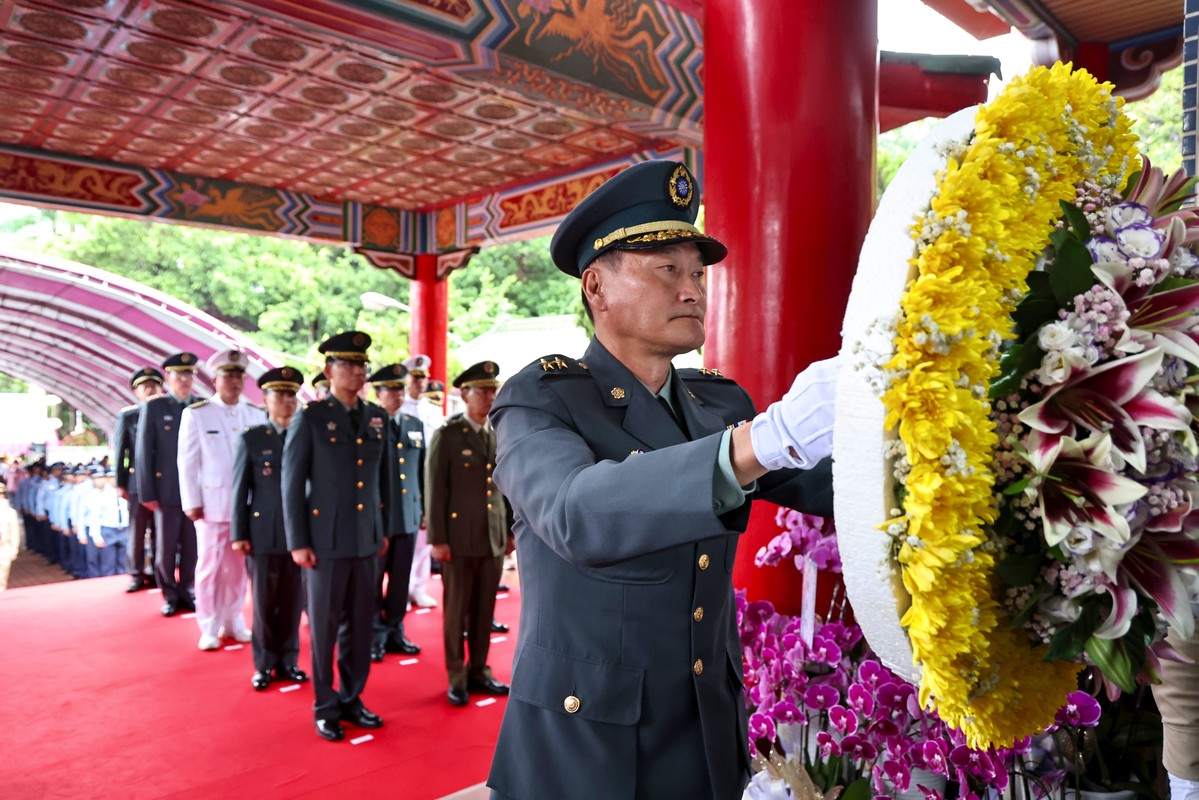 第4作戰區指揮官劉暐欣中將代表國防部部長顧立雄主祭,緬懷國軍先烈英靈。(圖/記者莊全成攝)