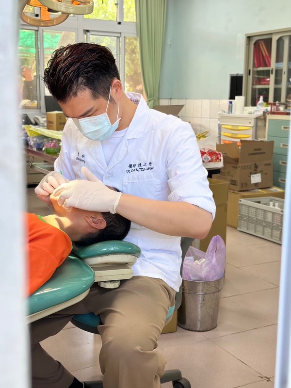 陳之懋醫師赴台南偏鄉義診　母親節前夕關懷隔代教養學童