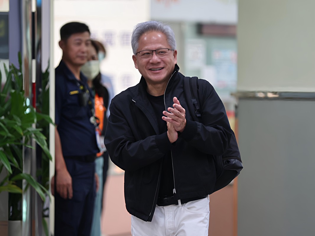 黃仁勳搭專機快閃台南 視察台積電3奈米產線並將出席運動會 黃仁勳搭專機快閃台南 視察台積電3奈米產線並將出席運動會