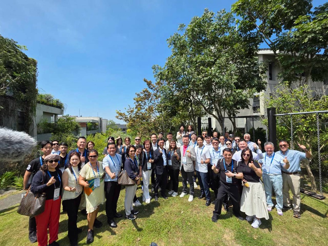 FIABCI國際貴賓走進「樸山村」住宅聚落,實地感受東方合院建築與山林地景交織的生活空間。圖/業者提供