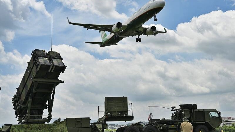 本圖為防空系統與民航機近距畫面之示意照片,呈現軍民航空域協調與防空部署狀況。圖/AI示意圖