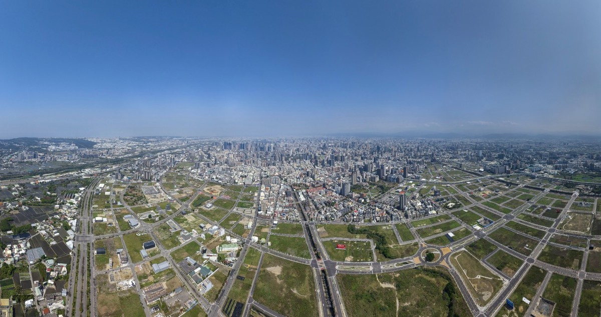 南屯十三期空拍,台中受矚目精華地段,均價約每坪 68 萬元。圖/業者提供