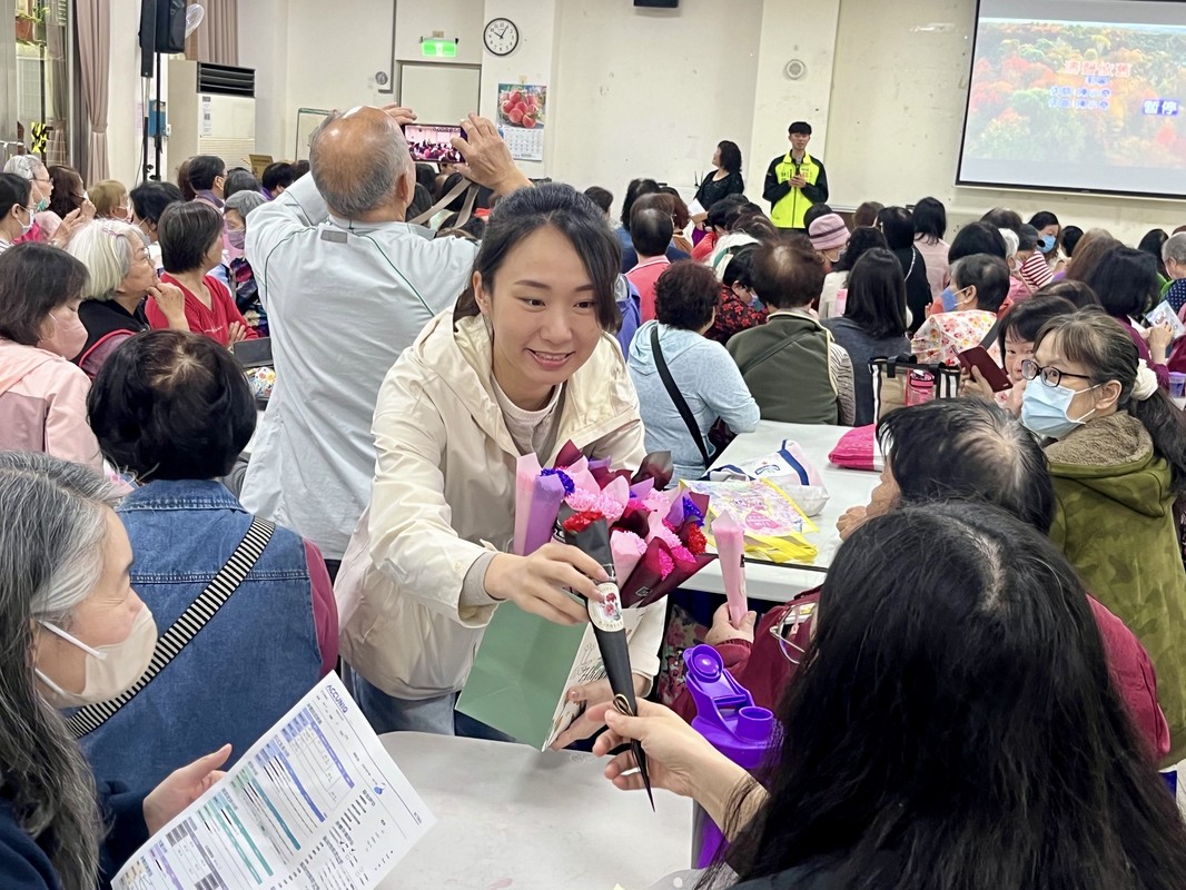 美女心理師高乃芸母親節送花獲力挺！蘇貞昌同台加持 深耕樹林拚40票之憾