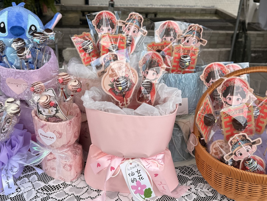 LISHE店面櫥窗展示禮服,並以紅、白、藍色氣球點綴。(圖片來源:台北市愛國東路國際婚紗街發展協會 提供)