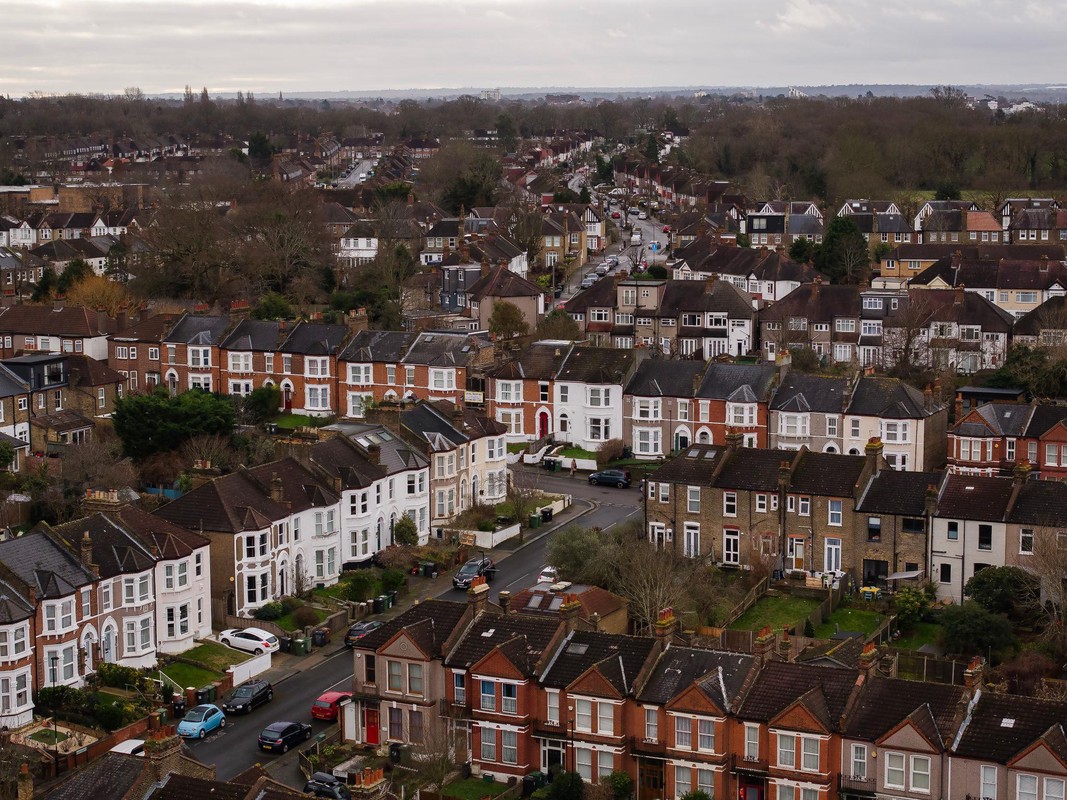 英國央行按兵不動 通膨黏著下利率續守3.75%