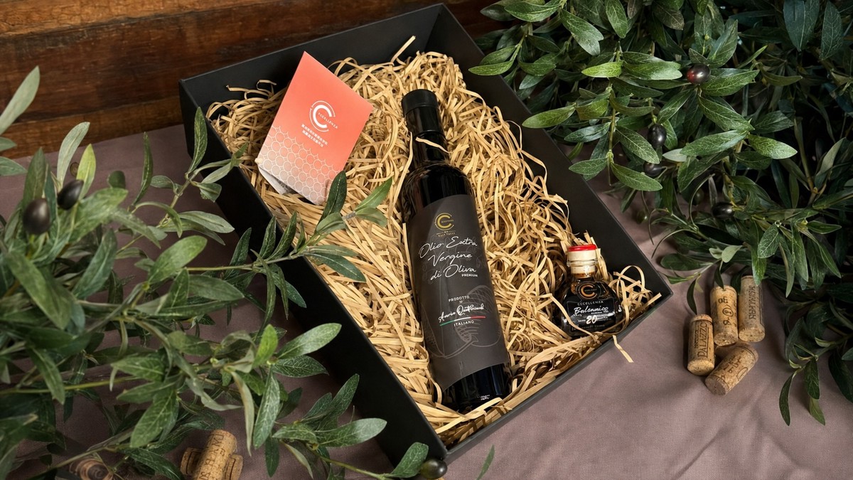 地中海油醋禮盒-Chic Italia油后尊爵黑款,頂標完全生飲等級橄欖果實油品 500ml,右下方為20年經典陳釀巴薩米克陳醋50ml。圖/曼時平台