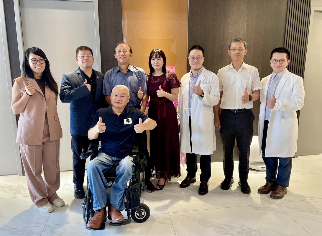 六順醫療體系在台中霧峰設立中台大舜診所,總院長王新民(左三)耗時三年打造完成,將為中台灣民眾帶來更便利的中風與心腦血管治療資源。圖/中台大舜診所提供