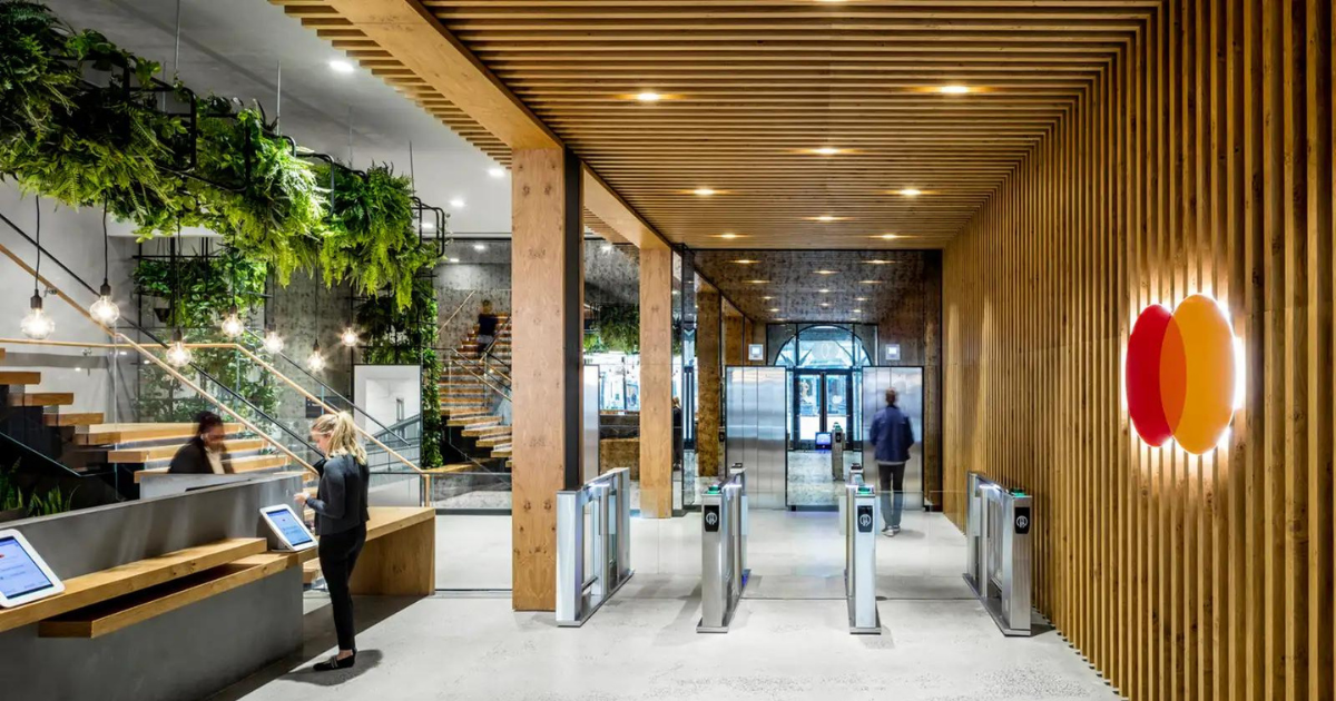 川普「重拳」揮向發卡組織!信用卡利率 10% 天花板驚動華爾街 萬事達卡市值蒸發、股價血洗近 6%