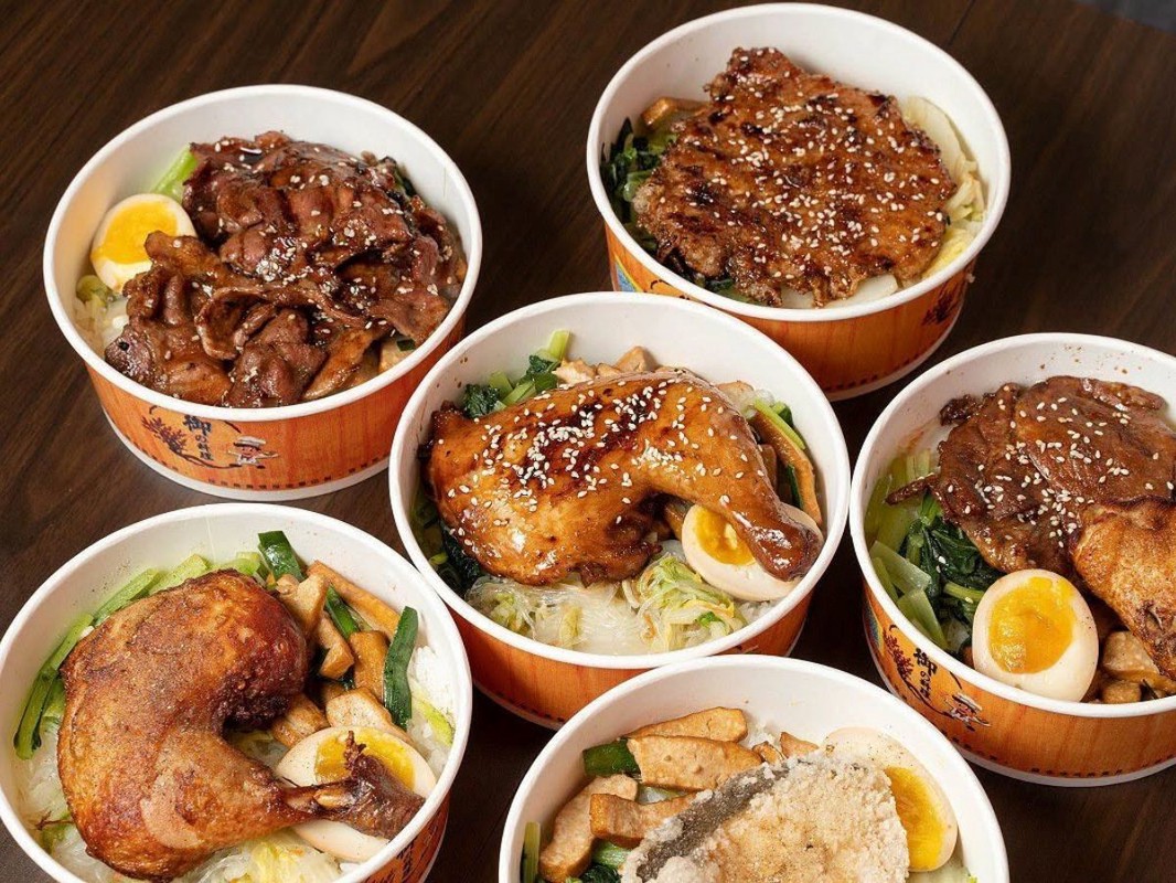 ▲台中《浪食堂火烤便當》多數肉品直接用生肉下去烤,並在過程中刷烤肉醬,使用高溫烘烤鎖住肉汁(圖/業者提供)
