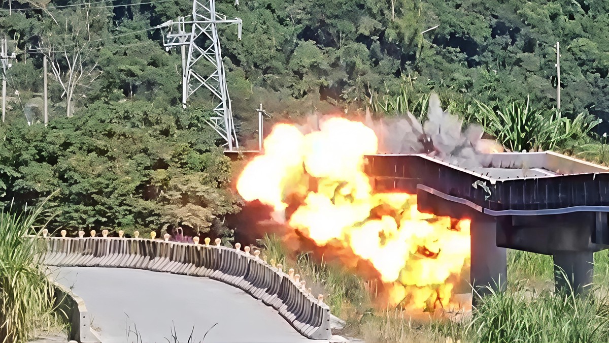 陸軍花東防衛指揮部工兵部隊,20日配合花蓮縣政府拆除工程,對明里大橋舊有沉陷橋墩實施定向爆破。(圖/花防部提供)