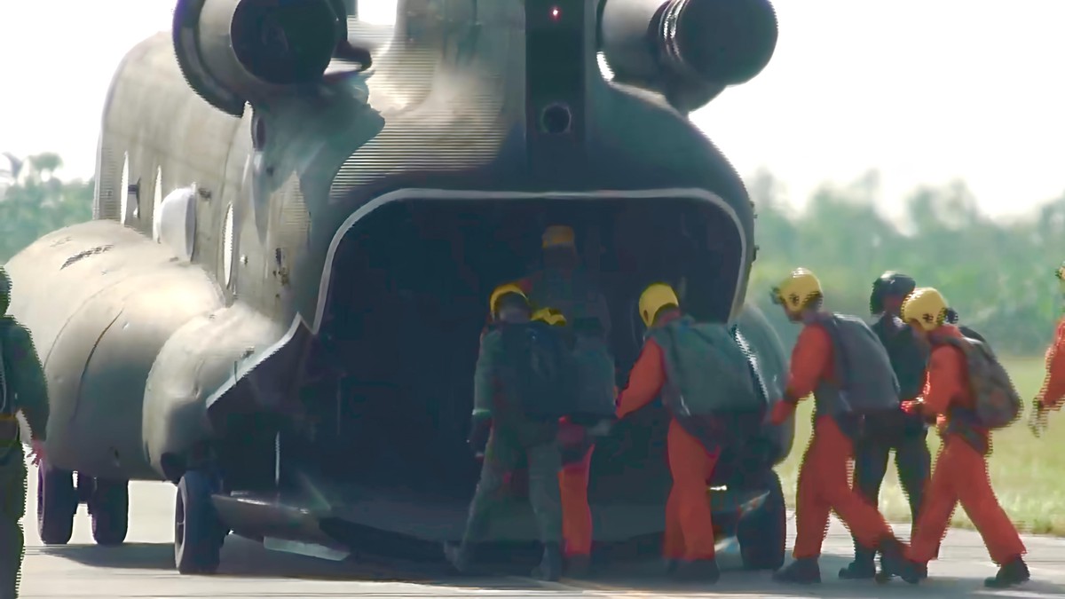 影／陸軍航特空降中心高空滲透跳傘 展現精準戰力