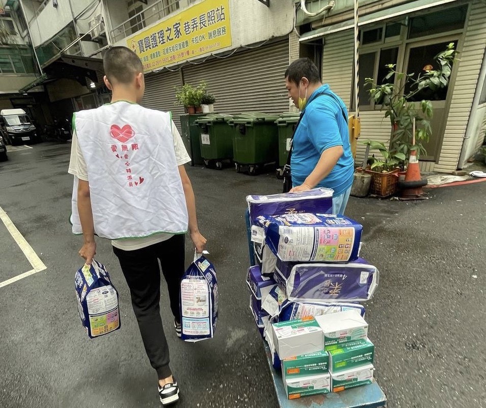 陳宇杰帶領「愛無限」團隊 親送物資強調「比捐款更有實質幫助」