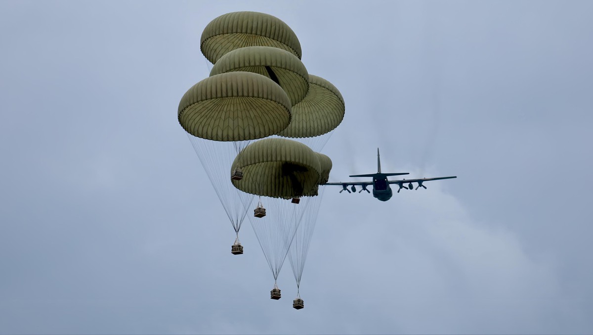 影／空降中心拂曉空投補給 C-130H投送傘花展現戰備量能