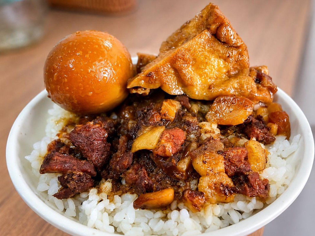 嘉義東區滷肉飯添話題！從火鍋店走出來的人氣小吃店！