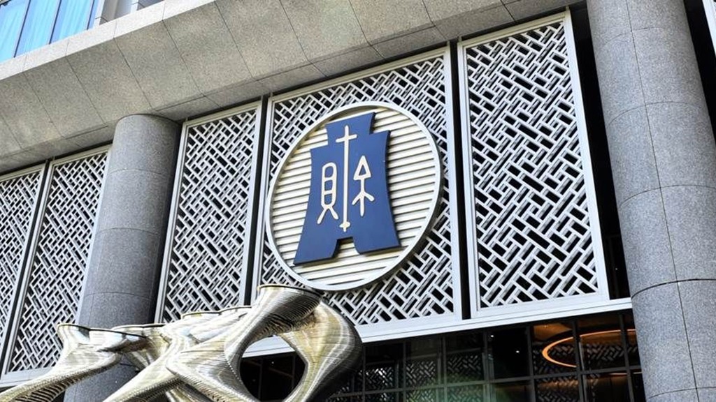 央行緊縮衝擊稅收?財政部長坦言短徵 網友質疑軍購1.25兆 央行緊縮衝擊稅收?財政部長坦言短徵 網友質疑軍購1.25兆