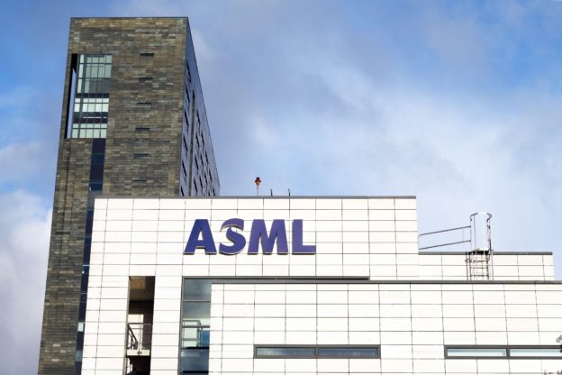 AI旋風橫掃股市！全球晶片設備龍頭<span style='color:red'>ASML</span>挑戰1000歐元大關