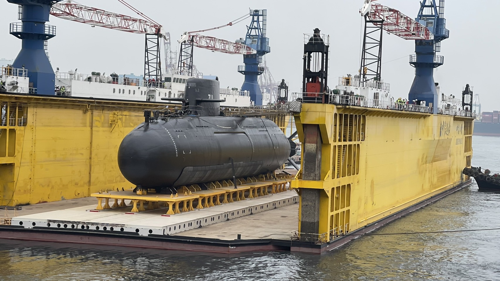 影／國造潛艦「海鯤號」移泊至台船小塢 進入泊港測試
